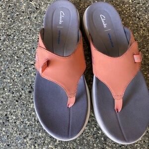 REDUCED!! CLARKS WAVE 2.0 SEA PEACH  -  FLIP FLOP SIZE 1